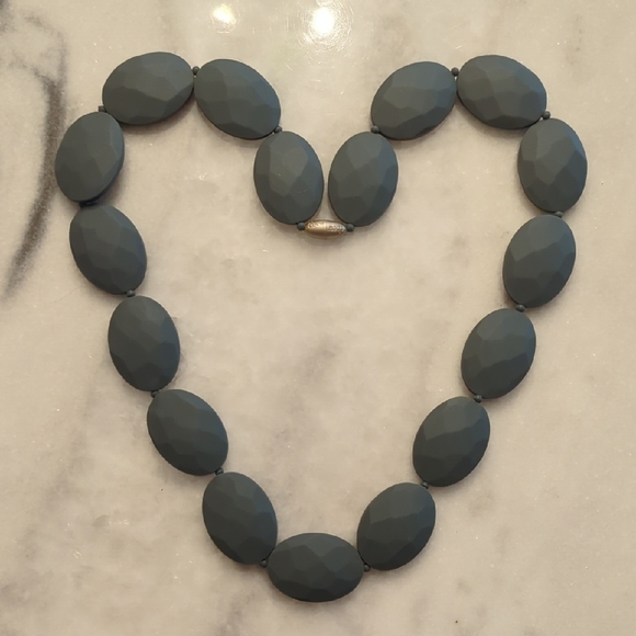 ChewBeads Hudson Teething Necklace - Gray NWOT - Picture 1 of 4